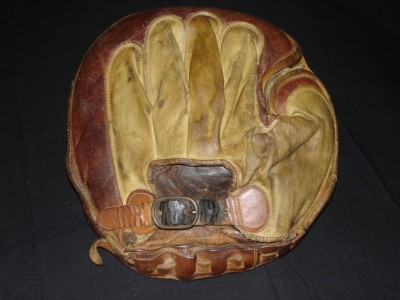 crescent-pad-laced-perimeter-catchers-mitt-back-popovich_800.jpg